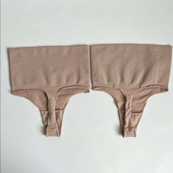 NWOT SKIMS Seamless Sculpt Mid Waist Thongs (2 PACK) - S/M - Picture 3 of 4